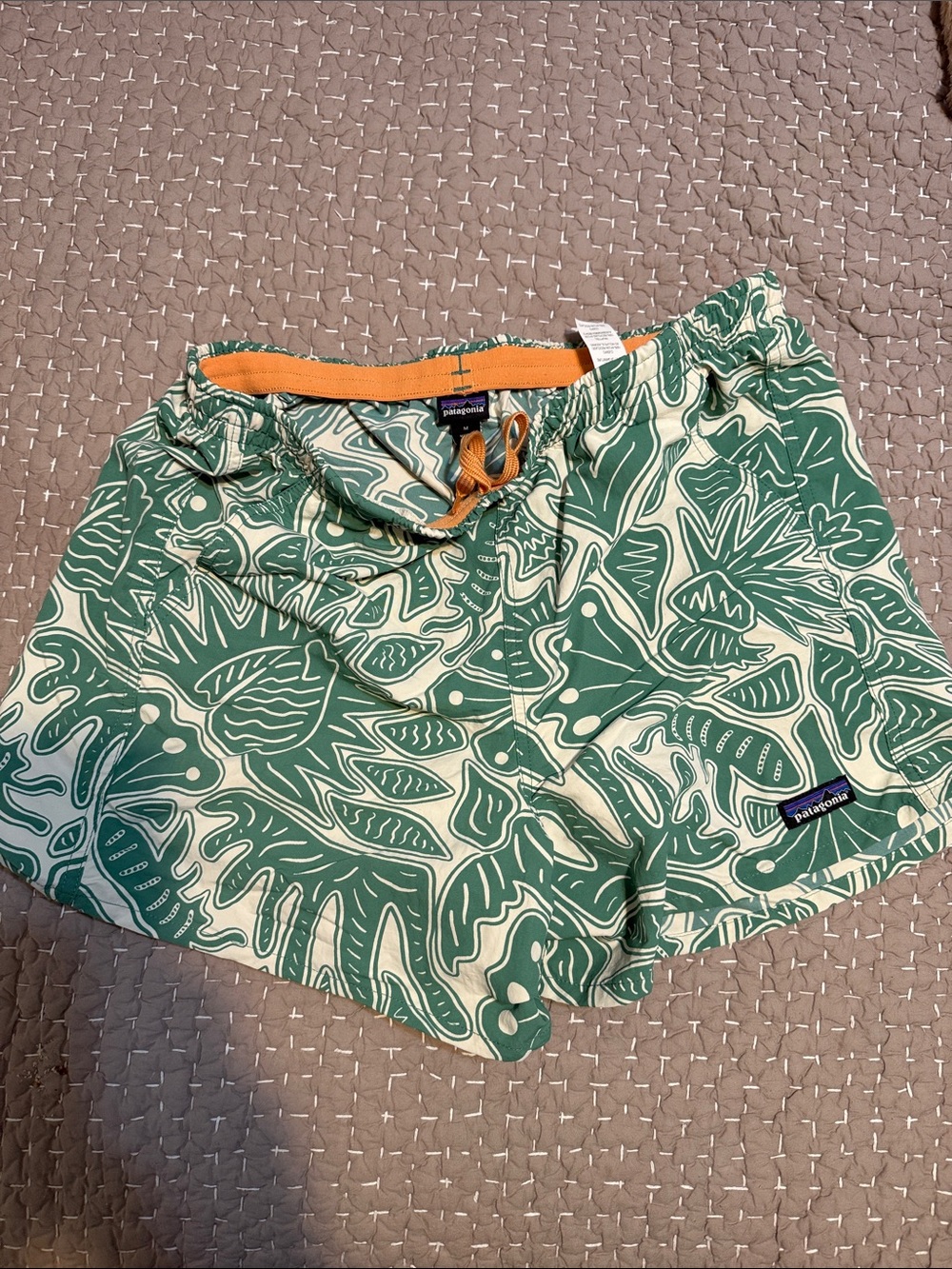 Patagonia Green and Cream Tropical-Print Women's Athletic Shorts
